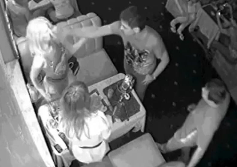 Отец Ландика бил мать Отец Ландика бил мать